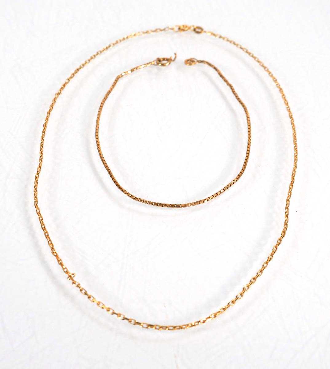 Lot 572 - A 9ct yellow gold fine chainlink necklace, l....