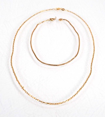 Lot 572 - A 9ct yellow gold fine chainlink necklace, l....