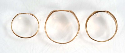 Lot 574 - Three 9ct yellow gold signet rings, ring sizes...