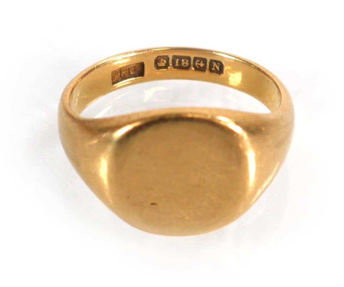 Lot 576 - An 18ct yellow gold signet ring, Birmingham...