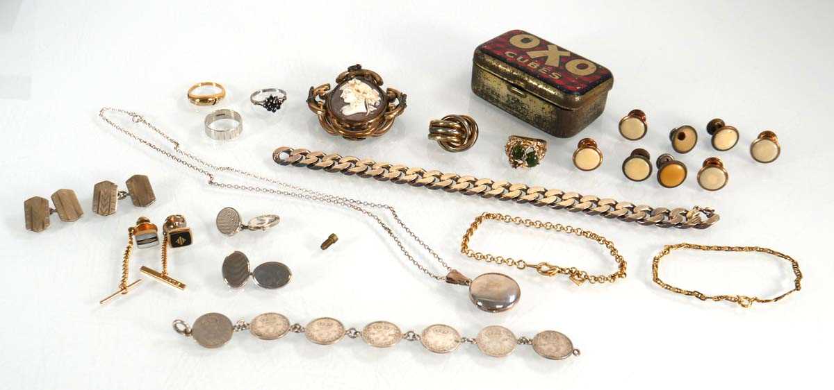 Lot 580 - A small group of jewellery including a swivel...