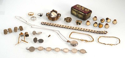 Lot 580 - A small group of jewellery including a swivel...