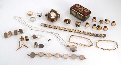 Lot 580 - A small group of jewellery including a swivel...