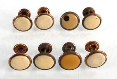 Lot 580 - A small group of jewellery including a swivel...