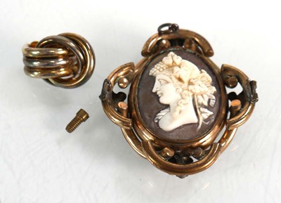 Lot 580 - A small group of jewellery including a swivel...