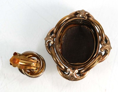 Lot 580 - A small group of jewellery including a swivel...