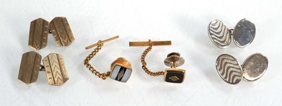 Lot 580 - A small group of jewellery including a swivel...