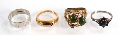 Lot 580 - A small group of jewellery including a swivel...