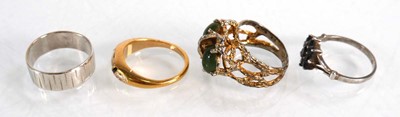 Lot 580 - A small group of jewellery including a swivel...