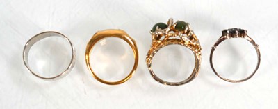 Lot 580 - A small group of jewellery including a swivel...