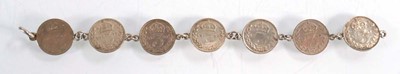 Lot 580 - A small group of jewellery including a swivel...