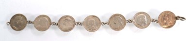 Lot 580 - A small group of jewellery including a swivel...