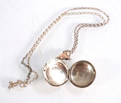 Lot 580 - A small group of jewellery including a swivel...
