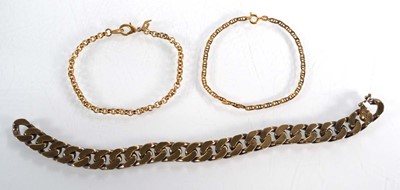 Lot 580 - A small group of jewellery including a swivel...