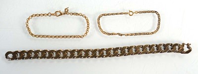 Lot 580 - A small group of jewellery including a swivel...