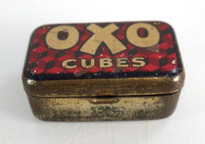 Lot 580 - A small group of jewellery including a swivel...
