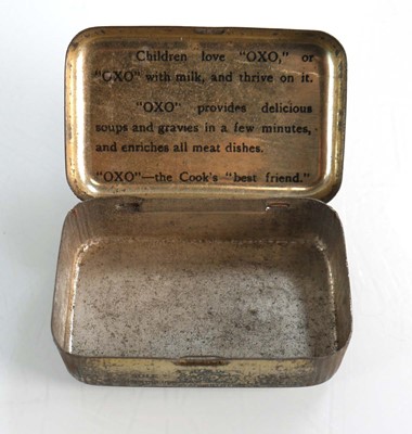Lot 580 - A small group of jewellery including a swivel...