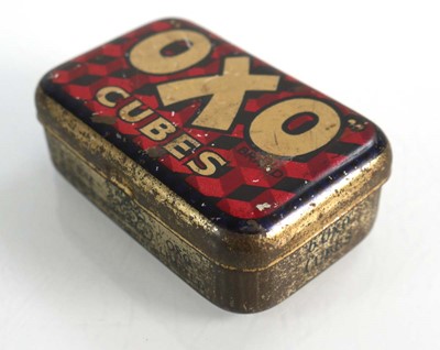 Lot 580 - A small group of jewellery including a swivel...