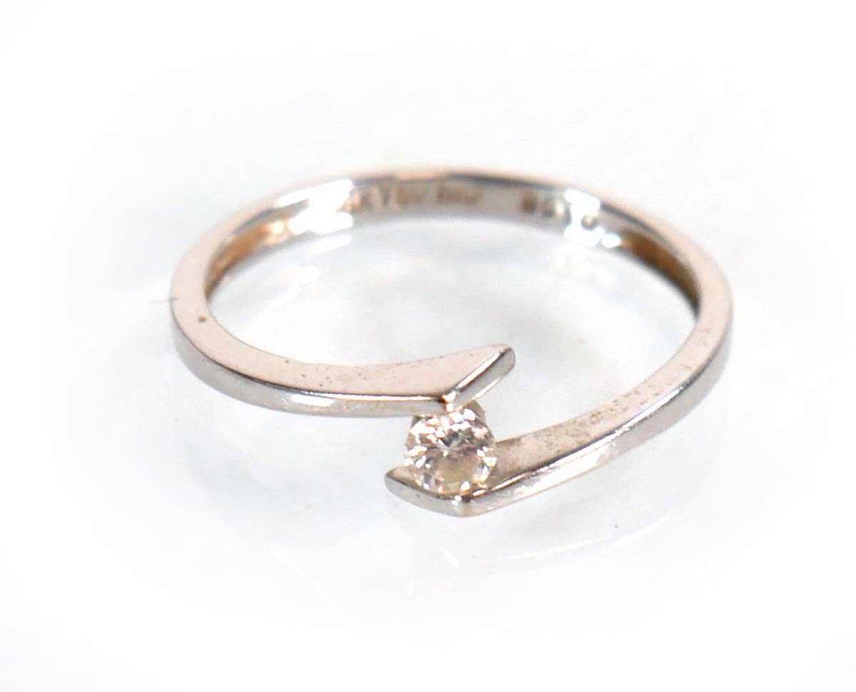 Lot 581 - An 18ct white gold cross ring set small...