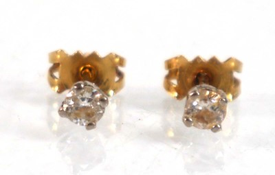 Lot 585 - A pair of 18ct yellow gold ear studs, each set...