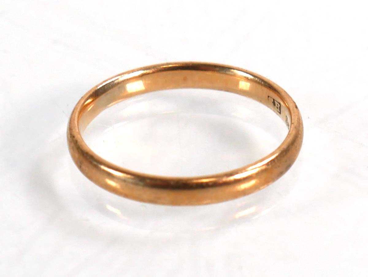 Lot 589 - A 9ct yellow gold wedding band, Birmingham...