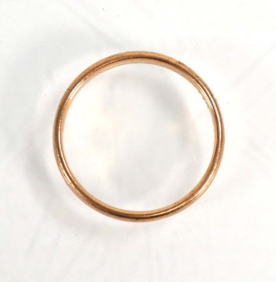 Lot 589 - A 9ct yellow gold wedding band, Birmingham...