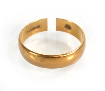 Lot 600 - An 18ct yellow gold wedding band, band w. 4.5...