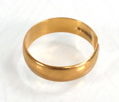 Lot 600 - An 18ct yellow gold wedding band, band w. 4.5...
