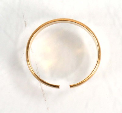 Lot 600 - An 18ct yellow gold wedding band, band w. 4.5...