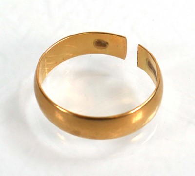 Lot 600 - An 18ct yellow gold wedding band, band w. 4.5...