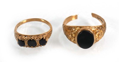 Lot 601 - A 9ct yellow gold signet set set hardstone and...