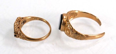 Lot 601 - A 9ct yellow gold signet set set hardstone and...
