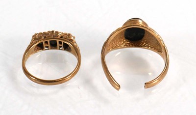 Lot 601 - A 9ct yellow gold signet set set hardstone and...