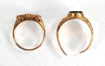 Lot 601 - A 9ct yellow gold signet set set hardstone and...