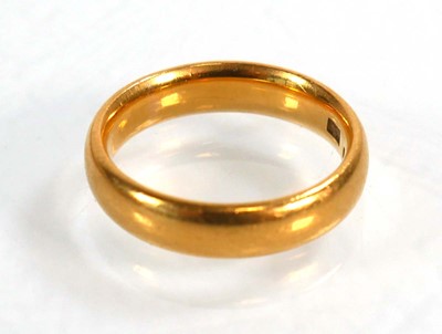 Lot 604 - A 22ct yellow gold wedding band, Birmingham...