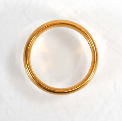 Lot 604 - A 22ct yellow gold wedding band, Birmingham...