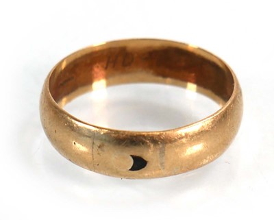 Lot 614 - A 9ct yellow gold wedding band, band w. 6 mm,...