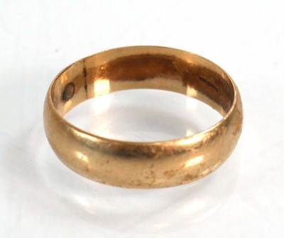 Lot 614 - A 9ct yellow gold wedding band, band w. 6 mm,...