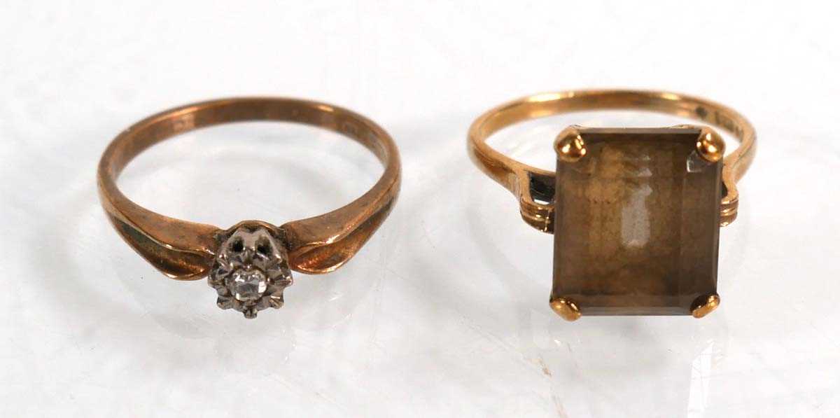 Lot 621 - A 9ct yellow gold ring set small diamond in an...