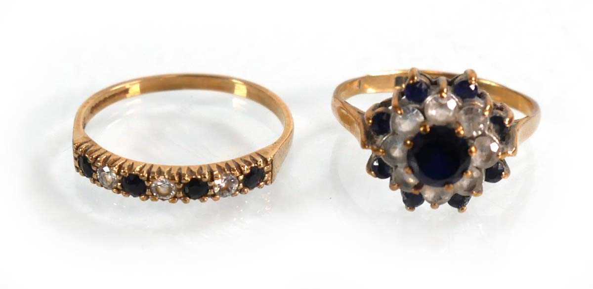 Lot 622 - Two 9ct yellow gold dress ring set clear and...