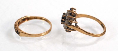 Lot 622 - Two 9ct yellow gold dress ring set clear and...