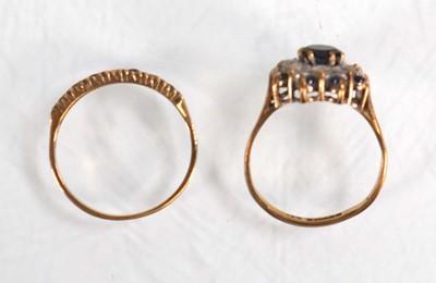 Lot 622 - Two 9ct yellow gold dress ring set clear and...