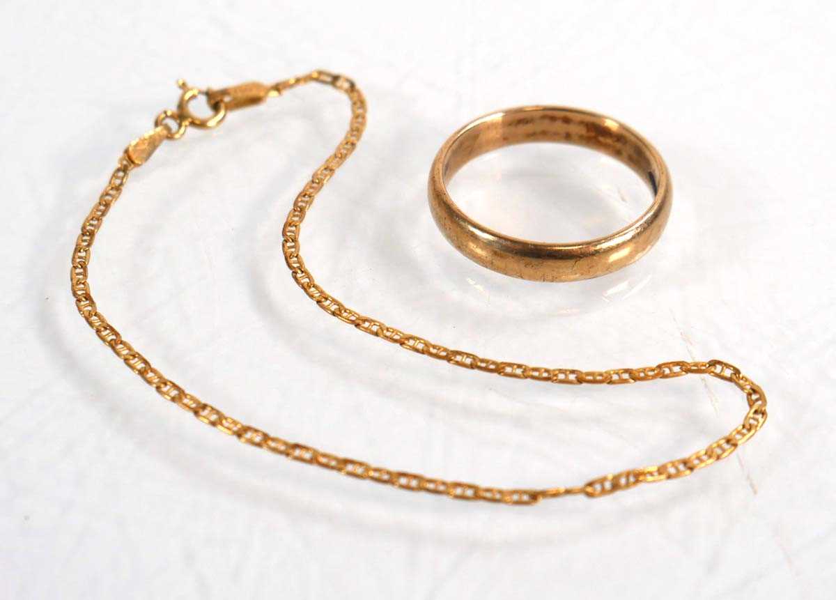 Lot 623 - A 9ct yellow gold wedding band, ring size P...