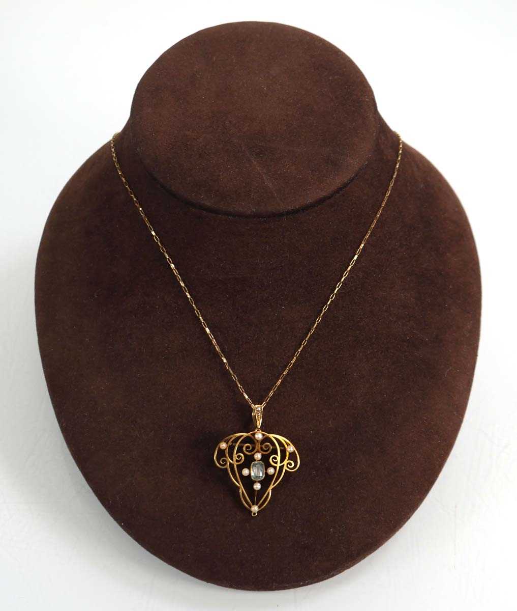 Lot 625 - A 9ct yellow gold elongated link necklace...