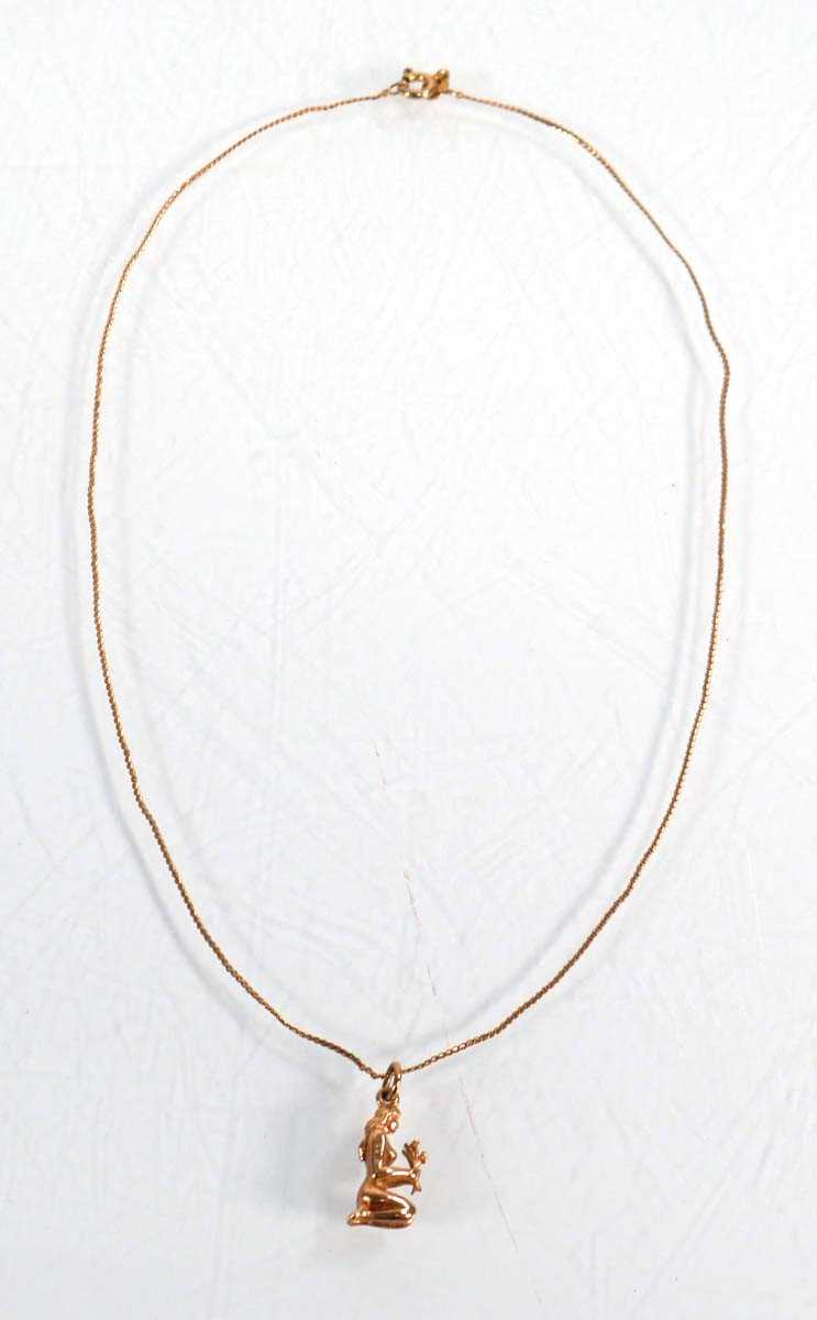 Lot 628 - A 9ct yellow gold s-link necklace suspending a...