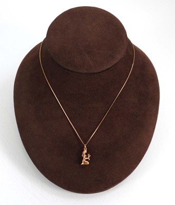 Lot 628 - A 9ct yellow gold s-link necklace suspending a...