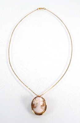 Lot 629 - An 18ct yellow gold fine chainlink necklace...