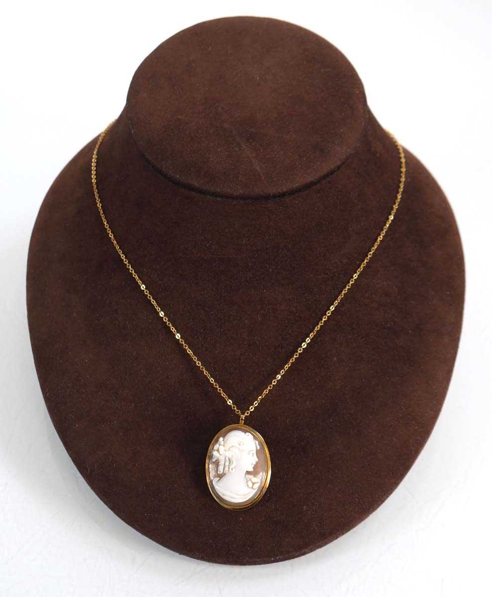 Lot 629 - An 18ct yellow gold fine chainlink necklace...