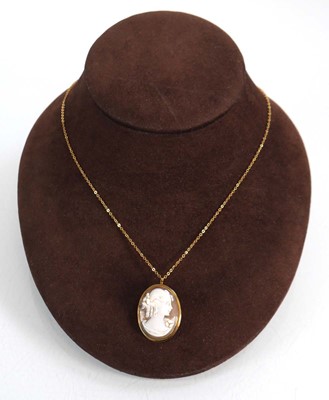 Lot 629 - An 18ct yellow gold fine chainlink necklace...