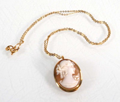 Lot 629 - An 18ct yellow gold fine chainlink necklace...